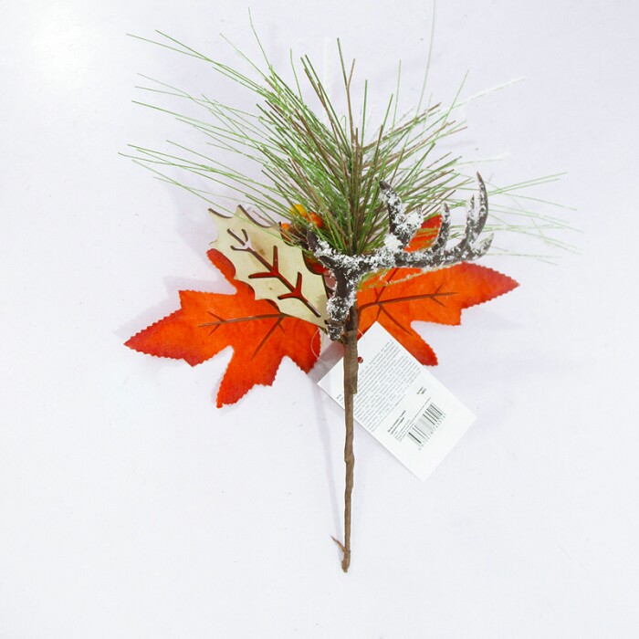 Ветка осенняя с тыквой, шишкой и ягодами